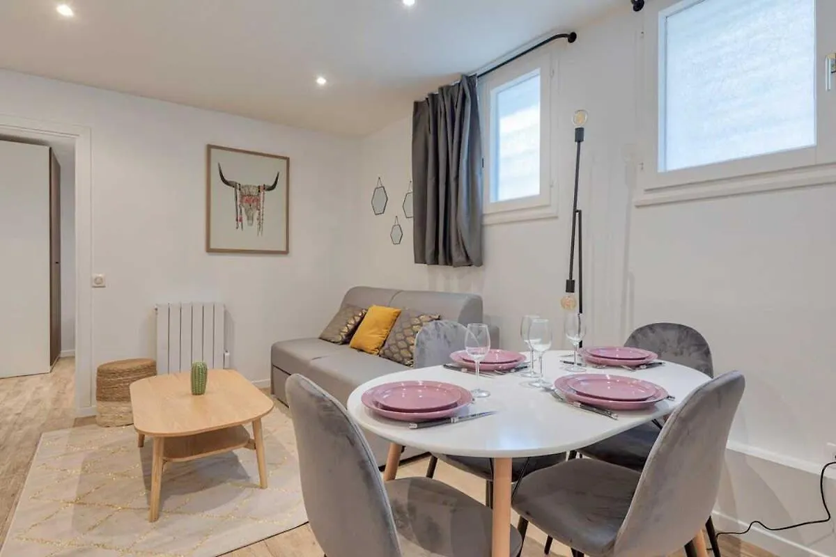 By Buttes Chaumont Park Parisian Freshness 12 Appartement 0*, Parijs